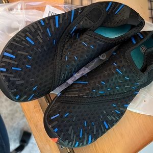 Kids water shes, sz 31 (sz 1 US)